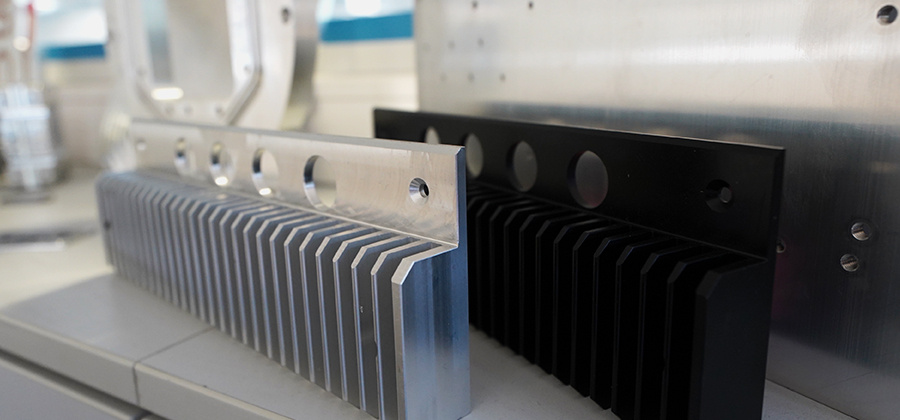 zwei Aluminium Kühlkörper, natur und mit schwarzem eloxal beschichtet